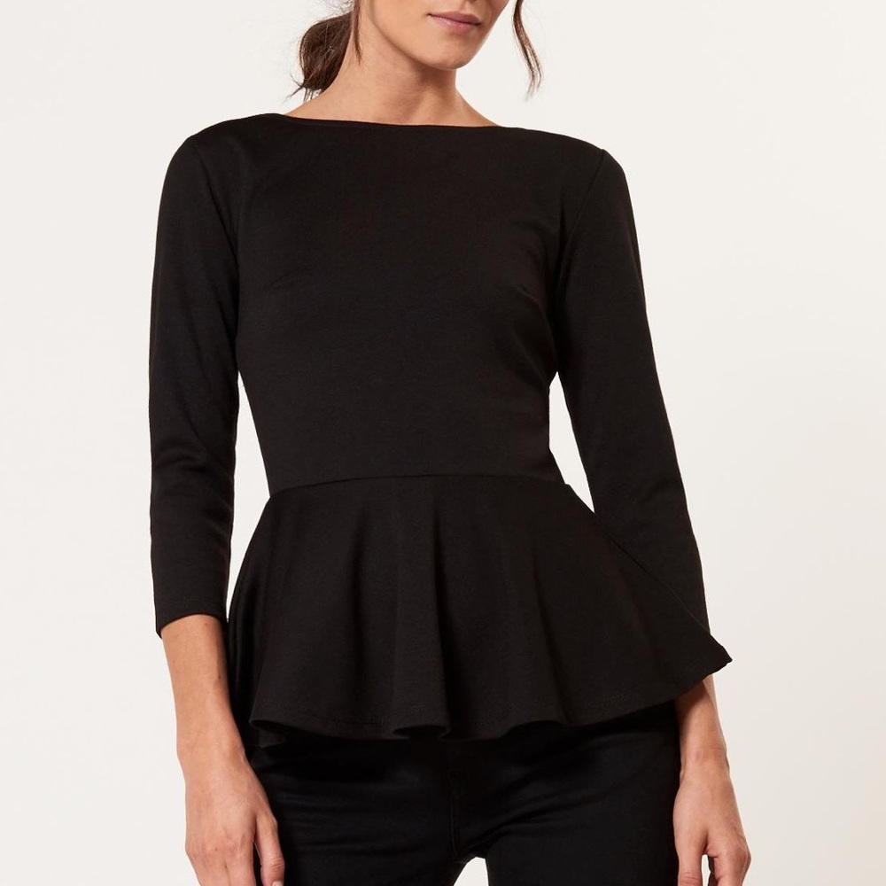 Cute black top with a heart zipper at the back XS
